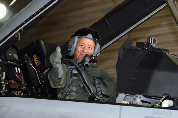 ▲ 김두만 前총장이 FA-50 전투기에 탑승해 엄지를 들며 만족감을 표현하고 있는 모습.ⓒ공군