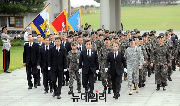 ▲ 한민구 장관은 25일 오전, 6.25전쟁 65주년을 맞아 최윤희 합참의장, 박선우 연합사 부사령관 등 국방부 관계자들과 함께 국립현충원을 참배했다. ⓒ사진=국방부