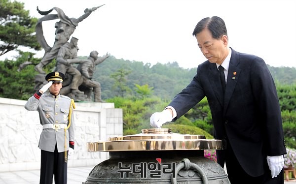 ▲ 한민구 장관은 25일 오전, 6.25전쟁 65주년을 맞아, 국립현충원을 참배했다. ⓒ사진=국방부