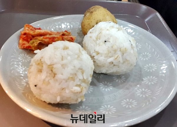 ▲ 국방부는 25일, 6.25전쟁 65주년을 맞아 국방부 내 모든 직원들에게 주먹밥과 삶은 감자를 제공했다. ⓒ뉴데일리 윤진우 기자