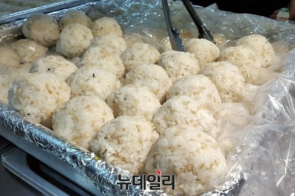 ▲ 국방부는 25일, 6.25전쟁 65주년을 맞아 국방부 내 모든 직원들에게 주먹밥과 삶은 감자를 제공했다. ⓒ뉴데일리 윤진우 기자