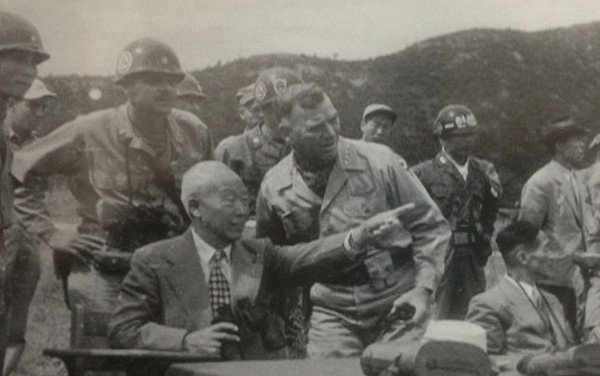 ▲ 6.25전선을 시찰하는 이승만 대통령과 밴플리트 미군사령관.