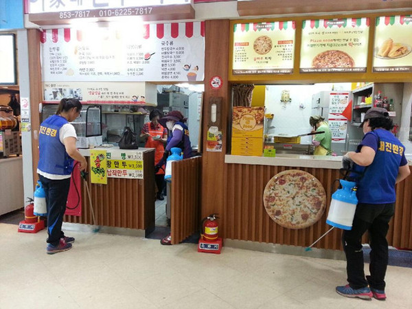 ▲ 경산시가 메르스 확산으로 인한 시민들의 불안을 해소하고 지역 확산을 사전에 차단하기 위한 방역활동에 총력을 기울이고 있다.ⓒ경산시 제공