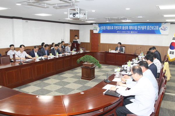 ▲ 예천군은 신 도청 직통도로 주변 지역 활성화계획 수립 연구용역 중간보고회 개회하고 예천군발전위원회를 발족했다.ⓒ예천군 제공