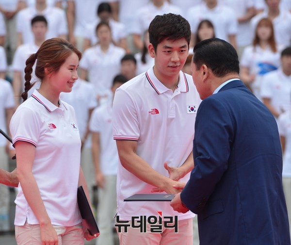 ▲ 선수단을 격려하고 있는 김정행 대한체육회장과 선수대표로 나선 이용대, 기보배 선수.ⓒ뉴데일리 정상윤 사진기자