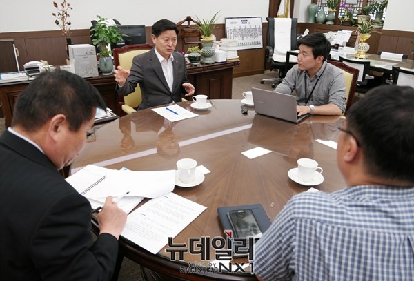 ▲ 최창식 중구청장이 와의 인터뷰를 진행하고 있다. ⓒ뉴데일리 정상윤 기자