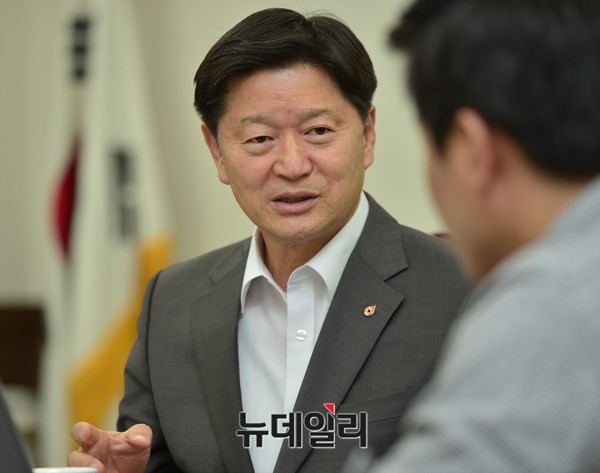 ▲ 최창식 중구청장은 경력 40년 도시계획 전문가다운 여유로운 태도로 인터뷰를 이끌어갔다. ⓒ뉴데일리 정상윤 기자