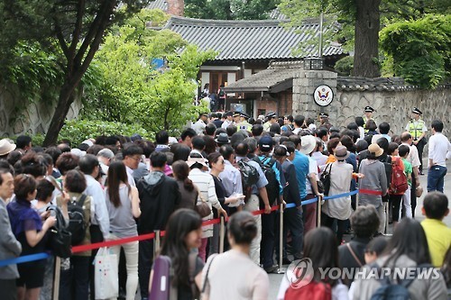 ▲ '정동 야행 축제'의 일환으로 열린 서울 중구 정동 주한미국대사관저 개방 행사에 참가하려는 시민들이 29일 오후 관저 입구에서 입장을 기다리고 있다. 2015.5.29. ⓒ 사진 연합뉴스