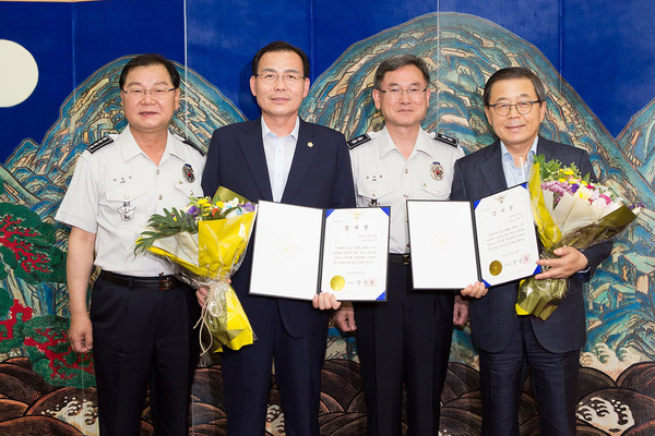 ▲ 구미시 남유진 시장과 김익수 구미시의회 의장이 범죄예방을 위한 안심마을 조성에 기여한 공로 경찰청장으로부터 감사장을 받았다.ⓒ구미시 제공