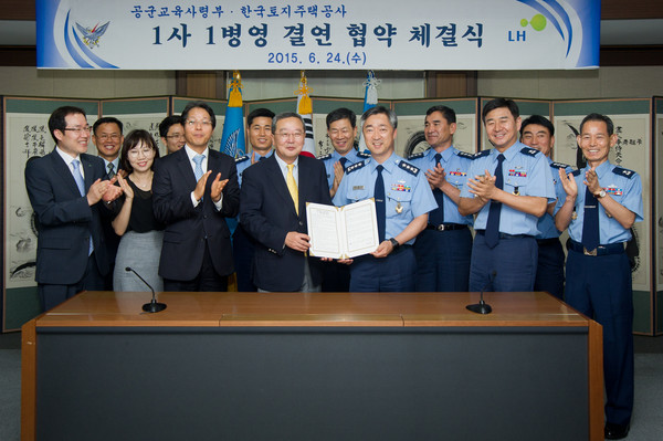 ▲ 왼쪽)LH 이재영 사장과 오른쪽)이왕근 공군교육사령관이 협약서에 서명을 하고 있다