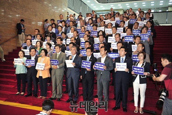 ▲ 문재인 대표를 비롯한 새정치민주연합 의원들이 25일 오후 국회 본청 계단에서 박근혜 대통령의 국회법 개정안 거부권 행사를 규탄하는 대회를 벌이고 있다.ⓒ뉴데일리 이종현 기자