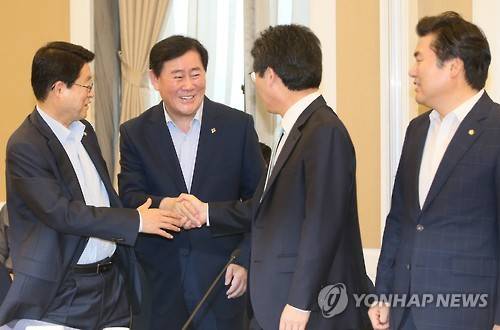 ▲ 새누리당 원유철 정책위의장(오른쪽 부터), 유승민 원내대표, 최경환 경제부총리, 정희수 국회 기획재정위원장이 25일 국회 귀빈식당에서 열린 하반기 경제정책방향 당정협의에서 웃으며 인사하고 있다. ⓒ 연합뉴스