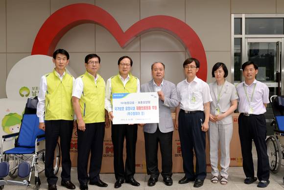 ▲ NH농협금융지주 김용환 회장(좌측 세 번째)이 남양주보훈요양원에 후원물품을 전달하고 있다.