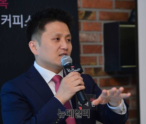 ▲ 엠즈씨드 석재원 대표(좌), 월드바리스타챔피언십 우승자 폴 바셋(우)