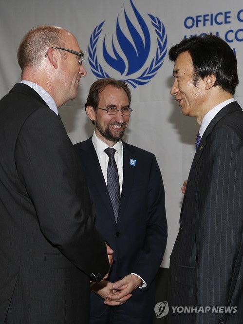 ▲ 유엔 북한인권사무소 개소식에서 환담하는 자이드 라아드 알 후세인 유엔인권최고대표(가둔데)(연합뉴스).