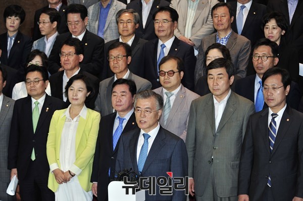 ▲ 새정치민주연합 문재인 대표가 26일 국회 로텐다홀에서 박근혜 대통령의 국회법 개정안 거부권 행사 사태와 관련해 대국민 담화문을 낭독하고 있다. ⓒ뉴데일리 이종현 기자