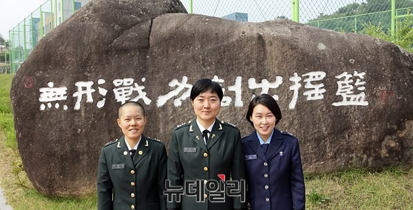▲ 육군종합행정학교는 26일 오후 11시, 육군종합행정학교에서 신임 군종장교 임관식을 진행했다. 사진은 이날 임관하는 왼쪽부터 군종법사 강혜림 중위(육군), 군종목사 정은해 대위(육군), 군종목사 남소연 중위(공군)의 모습이다. ⓒ사진=육군