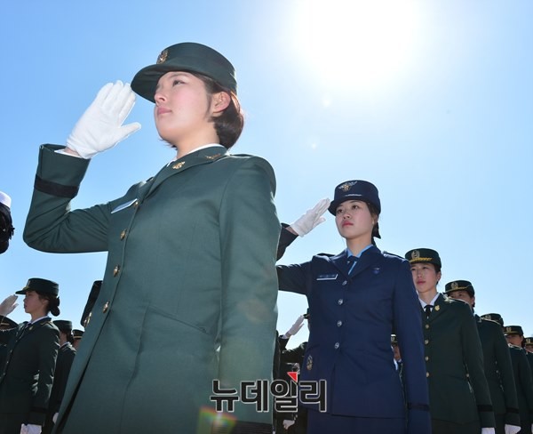 ▲ 육군은 26일, 육군학생군사학교와 육군종합행정학교에서 학사사관·단기간부사관·기행준사관·군종사관 등에 대한 임관식을 갖는다. 사진은 지난 3월 충남 계룡대에서 열린 장교 합동임관식 모습이다. ⓒ뉴데일리 정상윤 기자