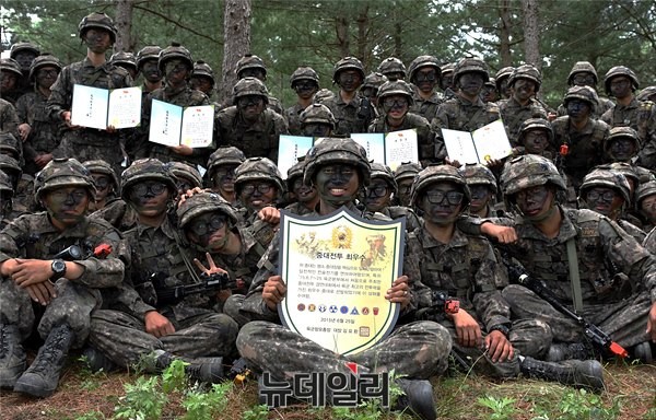 ▲ '최정예 전투중대 선발전'에서 우승한 2사단 쌍호연대 11중대원들이 우승을 기념하며 기념사진을 찍고 있다. ⓒ사진=육군