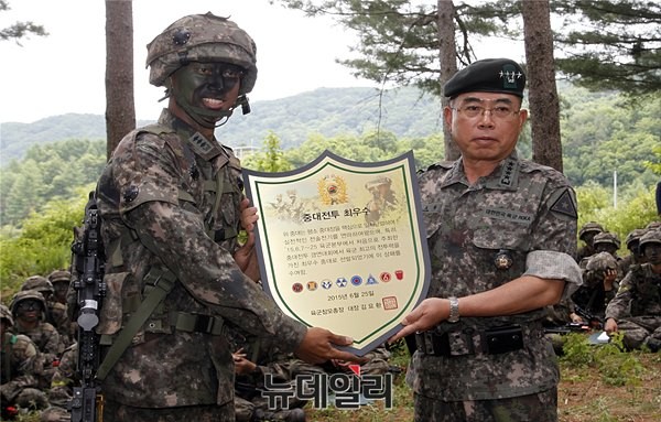 ▲ 김요한 육군참모총장이 지난 25일 '최정예 전투중대 선발전'에서 우승한 2사단 쌍호연대 11중대장 박재성 대위에게 상패를 증정하고 있다. ⓒ사진=육군