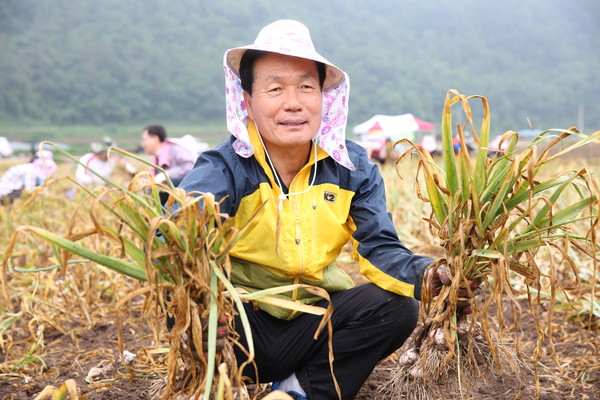 ▲ 김주수 의성군수가 지역의 특산품인 의성마늘을 들어보이고 있다.ⓒ뉴데일리 김형만 기자