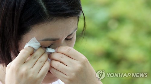 ▲ 제2연평해전 발발 13주년을 나흘 앞둔 지난 25일 경기도 광주시 곤지암도서관에서 연합뉴스 취재진과 만난 故 한상국 중사의 부인 김한나씨가 인터뷰 도중 눈물을 흘리고 있다. ⓒ 사진 연합뉴스