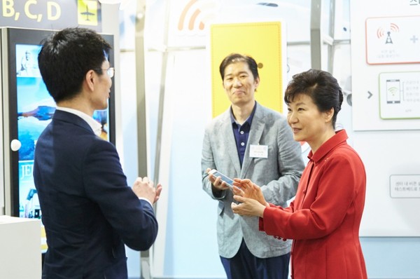 ▲ 26일 박근혜 대통령이 제주 창조경제혁신센터 출범식 참석 후 센터의 주요 시설을 시찰하고 기능을 점검하고 있다. ⓒ청와대 제공