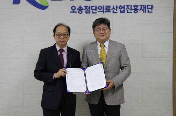 ▲ 25일 충북창조경제혁신센터에서 LG생명과학과 김명진 연구원장(왼쪽)과 오송첨단의료산업진흥재단 선경 이사장(오른쪽)이 연구개발 협력식 후 기념촬영을 하고 있다.ⓒLG생명과학