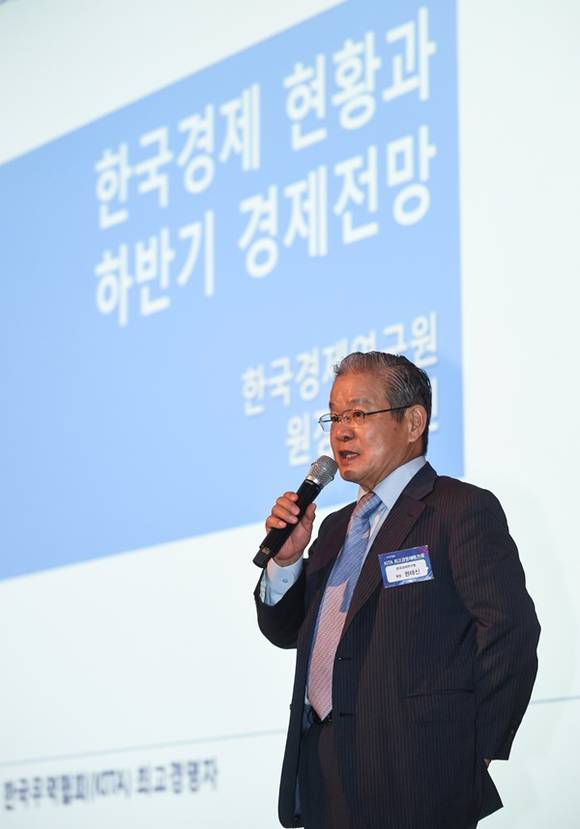 ▲ 'KITA 조찬회'에서 권태신 한국경제연구원장이 '한국경제 현황과 하반기 경제전망'에 대해 강연하고 있다. ⓒ무협