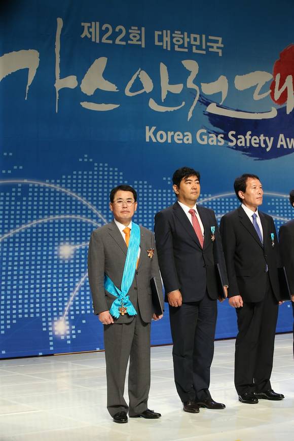 ▲ '제22회 대한민국 가스안전대상'에서 E1 구자용 회장이 금탑산업훈장을 수훈하고 기념 촬영을 하고 있다. ⓒE1