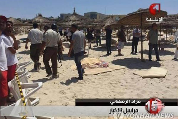 북아프리카 튀니지의 휴양도시 수스에서는 AK소총을 든 괴한이 호텔 수영장과 해변을 습격, 관광객들을 살해했다. ⓒ연합뉴스. 무단전재 및 재배포 금지