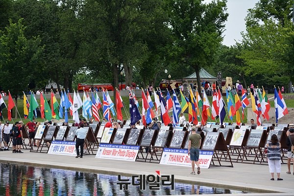 ▲ 월드피스자유연합은 지난 24일(미국시간)부터 26일까지 미국 워싱턴 링컨메모리얼센터 앞에서 '생명의 항해 6.25전쟁 사진전'과 6.25참전 67개국의 국기를 전시하는 시간을 가졌다. ⓒ월드피스자유연합