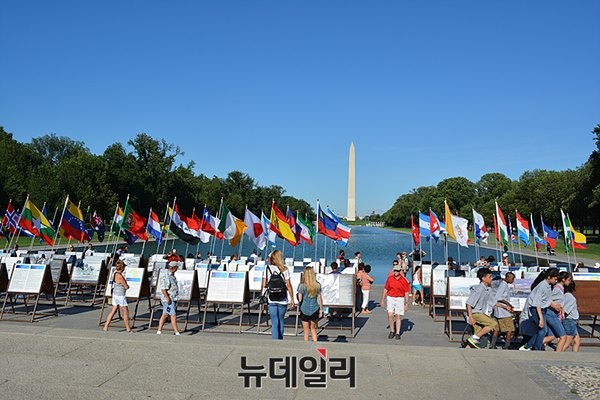 ▲ 월드피스자유연합은 지난 24일(미국시간)부터 26일까지 미국 워싱턴 링컨메모리얼센터 앞에서 '생명의 항해 6.25전쟁 사진전'과 6.25참전 67개국의 국기를 전시하는 시간을 가졌다. 사진은 6.25 전쟁 사진전이 열리는 워싱턴 링컨메모리얼센터 모습이다. ⓒ월드피스자유연합