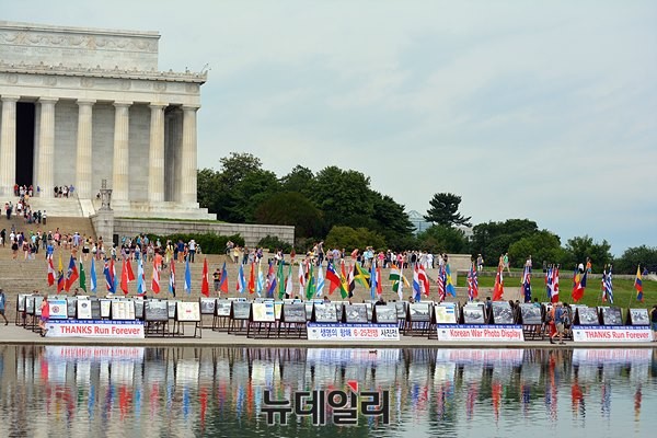 ▲ 월드피스자유연합은 지난 24일(미국시간)부터 26일까지 미국 워싱턴 링컨메모리얼센터 앞에서 '생명의 항해 6.25전쟁 사진전'과 6.25참전 67개국의 국기를 전시하는 시간을 가졌다. ⓒ월드피스자유연합