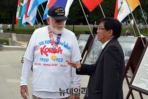 ▲ 월드피스자유연합은 지난 24일(미국시간)부터 26일까지 미국 워싱턴 링컨메모리얼센터 앞에서 '생명의 항해 6.25전쟁 사진전'과 6.25참전 67개국의 국기를 전시하는 시간을 가졌다. 안재철 월드피스자유연합 이사장(오른쪽)과 6.25참전용사가 대화를 나누고 있다. ⓒ월드피스자유연합