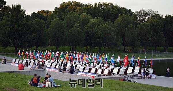 ▲ 월드피스자유연합은 지난 24일(미국시간)부터 26일까지 미국 워싱턴 링컨메모리얼센터 앞에서 '생명의 항해 6.25전쟁 사진전'과 6.25참전 67개국의 국기를 전시하는 시간을 가졌다. ⓒ월드피스자유연합