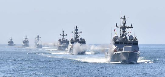 ▲ 27일 제2연평해전 6인의 전사자의 이름으로 함명이 명명된 유도탄 고속함(PKG)이 서해 해상기동훈련을 실시하고 있다. 사격명령이 떨어지자 박동혁함의 76mm 함포가 불을 뿜고 있다.ⓒ해군