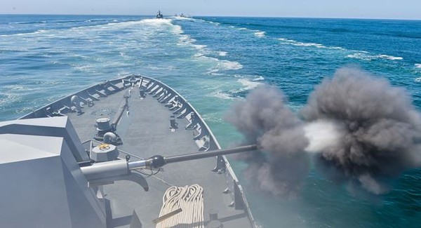 ▲ 27일 제2연평해전 6인의 전사자의 이름으로 함명이 명명된 유도탄 고속함(PKG)이 서해 해상기동훈련을 실시하고 있다. 사격명령이 떨어지자 박동혁함의 76mm 함포가 불을 뿜고 있다.ⓒ해군