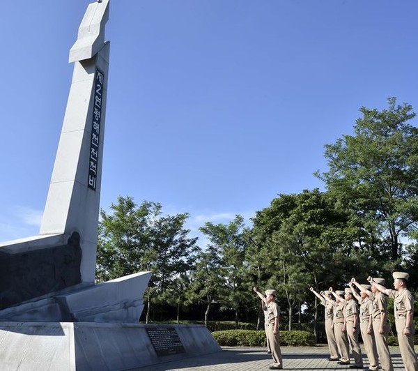 ▲ 27일 오전 제2연평해전 전사자 6인의 이름을 함명으로 명명된 윤영하함, 한상국함, 조천형함, 황도현함, 서후원함, 박동혁함의 함장들이 해상기동훈련을 위해 출항을 앞두고 제2연평해전 전적비를 찾아 출전 결의식을 실시하며 6인의 전사자들의 숭고한 희생정신을 기리고 서해 NLL 절대 사수를 다짐하고 있다.ⓒ해군
