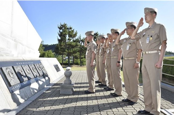 ▲ 27일 오전, 제2연평해전 전사자 6인의 이름을 함명으로 명명한 윤영하함, 한상국함, 조천형함, 황도현함, 서후원함, 박동혁함의 함장들이 해상기동훈련을 위해 출항을 앞두고 제2연평해전 전적비를 찾아 전사자들의 부조 앞에서 경례하고 있다.ⓒ해군