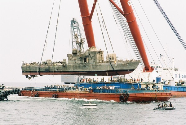 ▲ 2002년 당시 인양되는 357 고속정 모습. 당시의 처참한 피탄모습이 생생하다. ⓒ해군본부