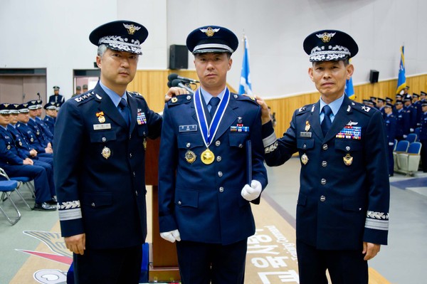 ▲ 왼쪽부터) 공군교육사령관 이왕근 중장, 임관자 대표, 훈련단장 이광수 준장이 계급장을 수여하고 있다