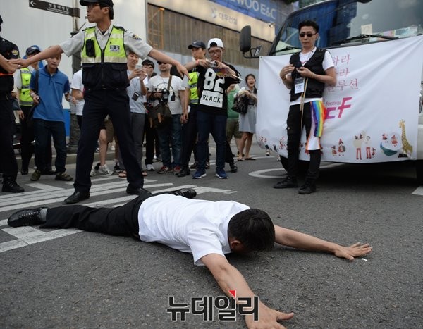 ▲ '2015 퀴어 축제' 주요 행사인 '퀴어 퍼레이드'가 28일 오후 서울광장과 퇴계로, 을지로 등 서울 도심에서 열린 가운데, 한 시민이 '동성애 반대'를 외치면서 행진을 막고 있다. ⓒ 뉴데일리 정재훈 기자