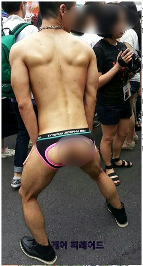 ▲ 지난해 서울 신촌에서 열린 퀴어 축제 퍼레이드의 한 장면. 일부 참가자들이 민망한 옷차림으로 시민들의 거센 비난을 받았다. ⓒ 출처 조갑제닷컴