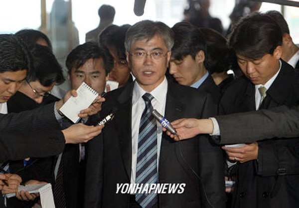 ▲ 공직선거법상 선거중립의무 위배를 이유로 탄핵 소추된 노무현 전 대통령의 변호인단 간사를 맡았던 새정치민주연합 문재인 대표가 2004년 4월 2일 2차 변론일 당시 헌법재판소로 들어서며 취재진의 질문을 받고 있다. ⓒ연합뉴스 사진DB