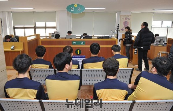 ▲ 병무청에서 신체검사를 기다리고 있는 징병검사 대상자들의 모습.  ⓒ뉴데일리 이종현 기자