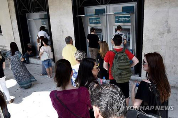 지난 26일 그리스에서 일어난 '뱅크런'의 모습. 시민들이 ATM 기기에서 예금을 인출하려 줄을 선 모습. ⓒ연합뉴스. 무단전재 및 재배포 금지.