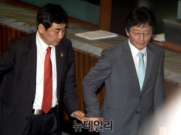 ▲ 새누리당 유승민 원내대표와 새정치민주연합 이종걸 원내대표가 손을 잡고 걷고 있다. ⓒ뉴데일리 DB