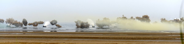 ▲ 상륙돌격장갑차(KAAV) 연막탄을 터뜨리며 해안 접안을 시도하고 있다.ⓒ해병대