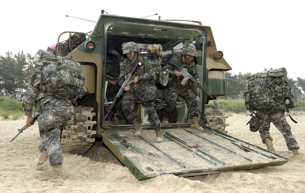 ▲ 해병대원들이 상륙돌격장갑차(KAAV)에서 하차하여 목표지점으로 돌격하고 있다.ⓒ해병대